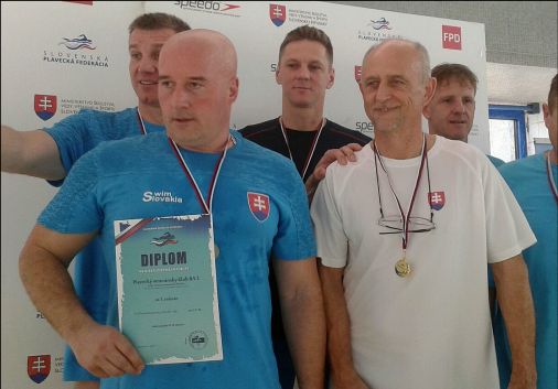 Štafetový tím PVK Bratislava na stupni víťazov na Majstrovstvách Slovenska v plávaní masters 2017 v Bratislave