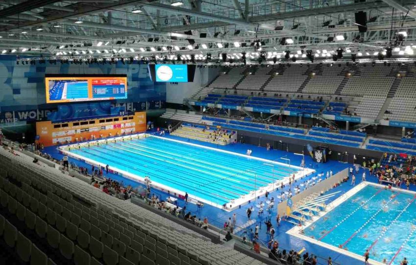 Moderný plavecký komplex Duna Arena v Budapešti - hlavný plavecký bazén